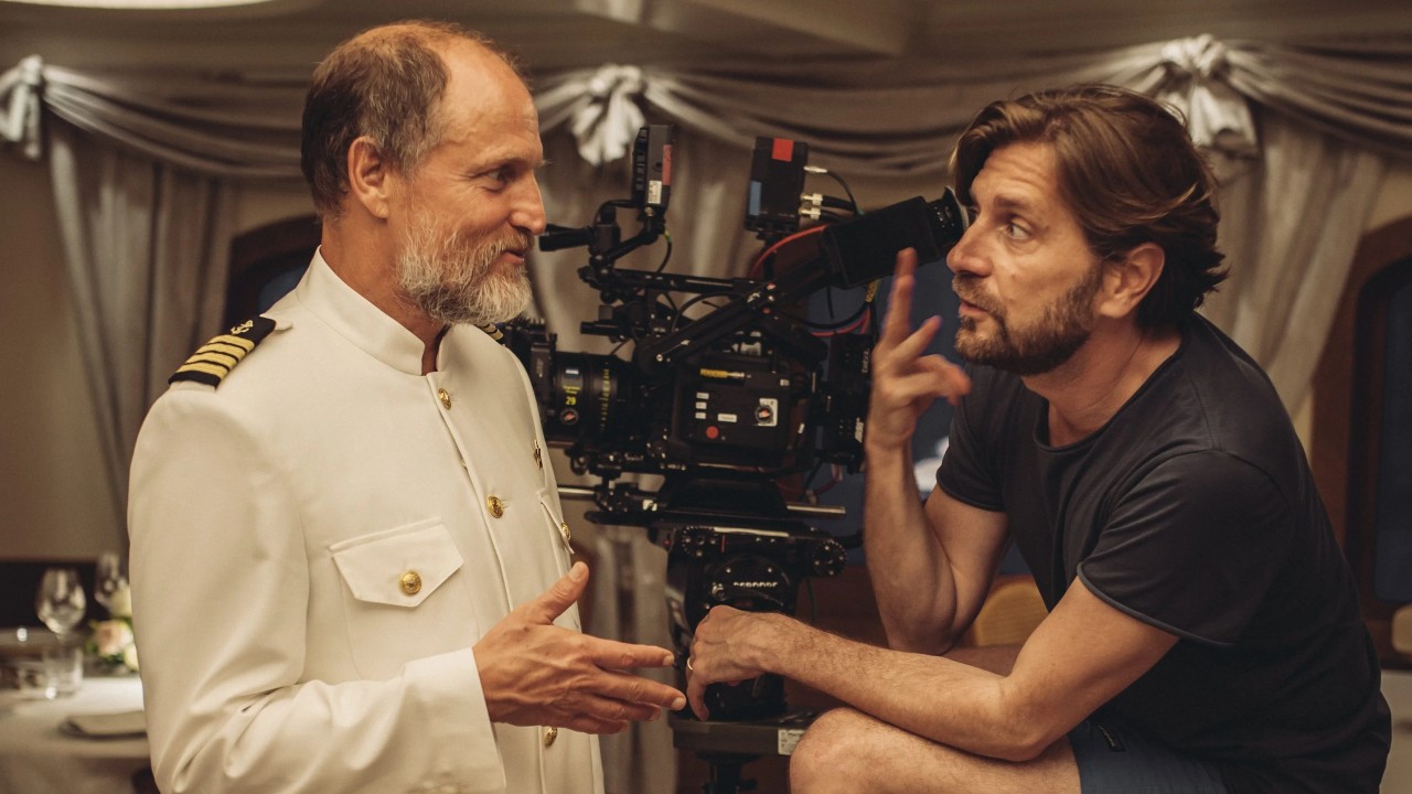 woody harrelson & ruben östlund Hüzün Üçgeni film setinde