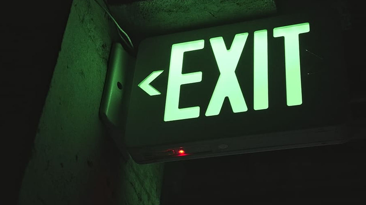 Make exit. Табличка "выход". Вывеска exit. Неоновая надпись exit.