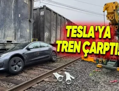 Tesla Model 3, Otonom Sürüşteyken Tren Raylarına Sıkıştı!