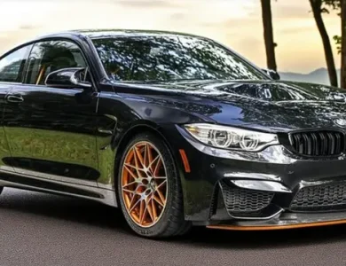 Üretilen son BMW M4 GTS, 1 milyon dolara satışa çıktı