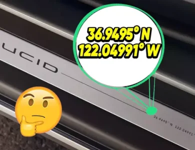 Lucid Otomobillerinin Kapılarında Niçin Koordinatlar Var? 21 Lucid Arabalarının Kapılarında Neden Koordinatlar Var?