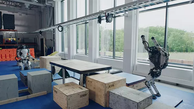 İki Ayaklı Robot Atlas Parkur Yeteneklerini Gösterdi
